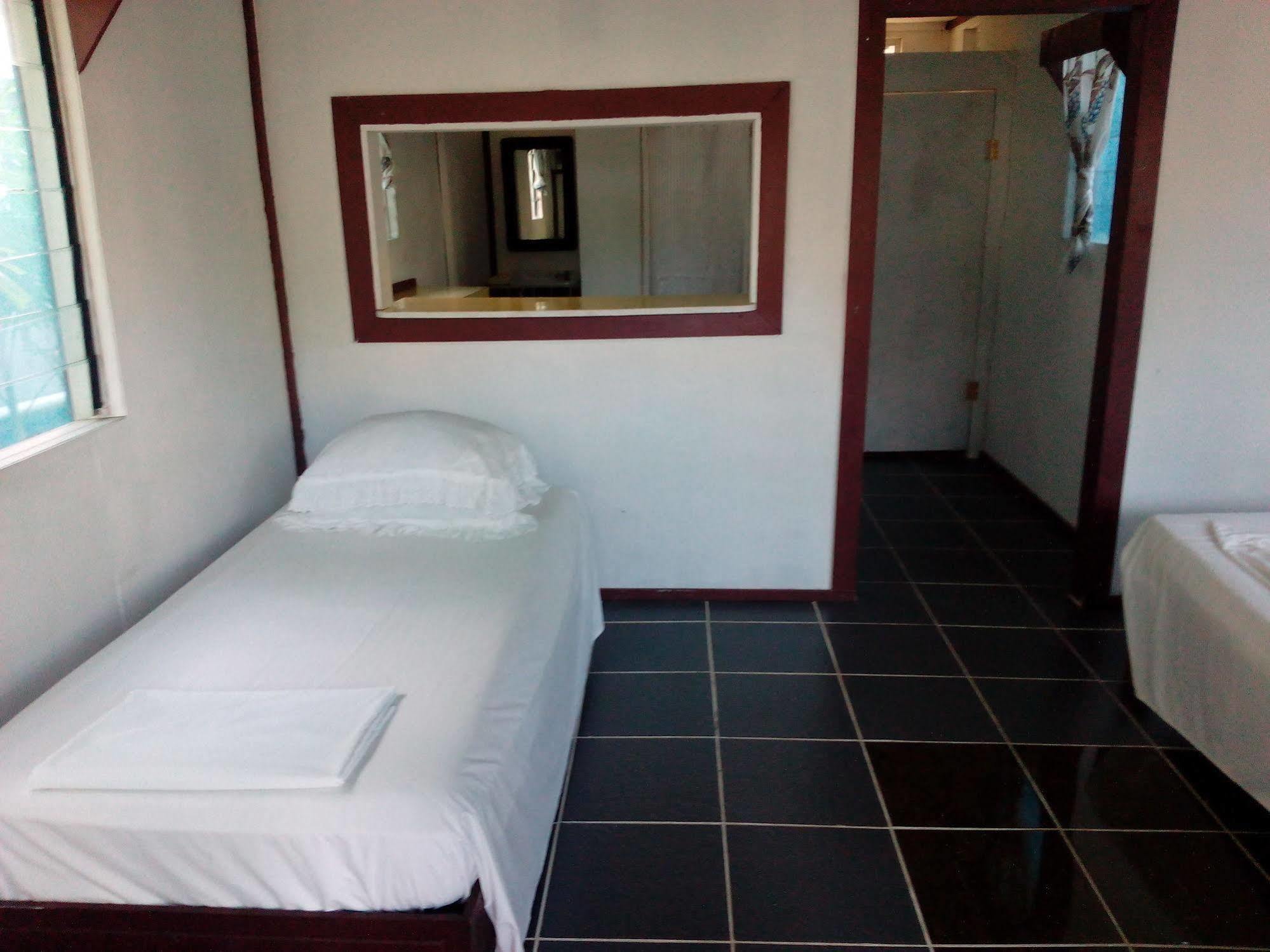 Vacations Beach Fale Hotel Manase Exterior photo