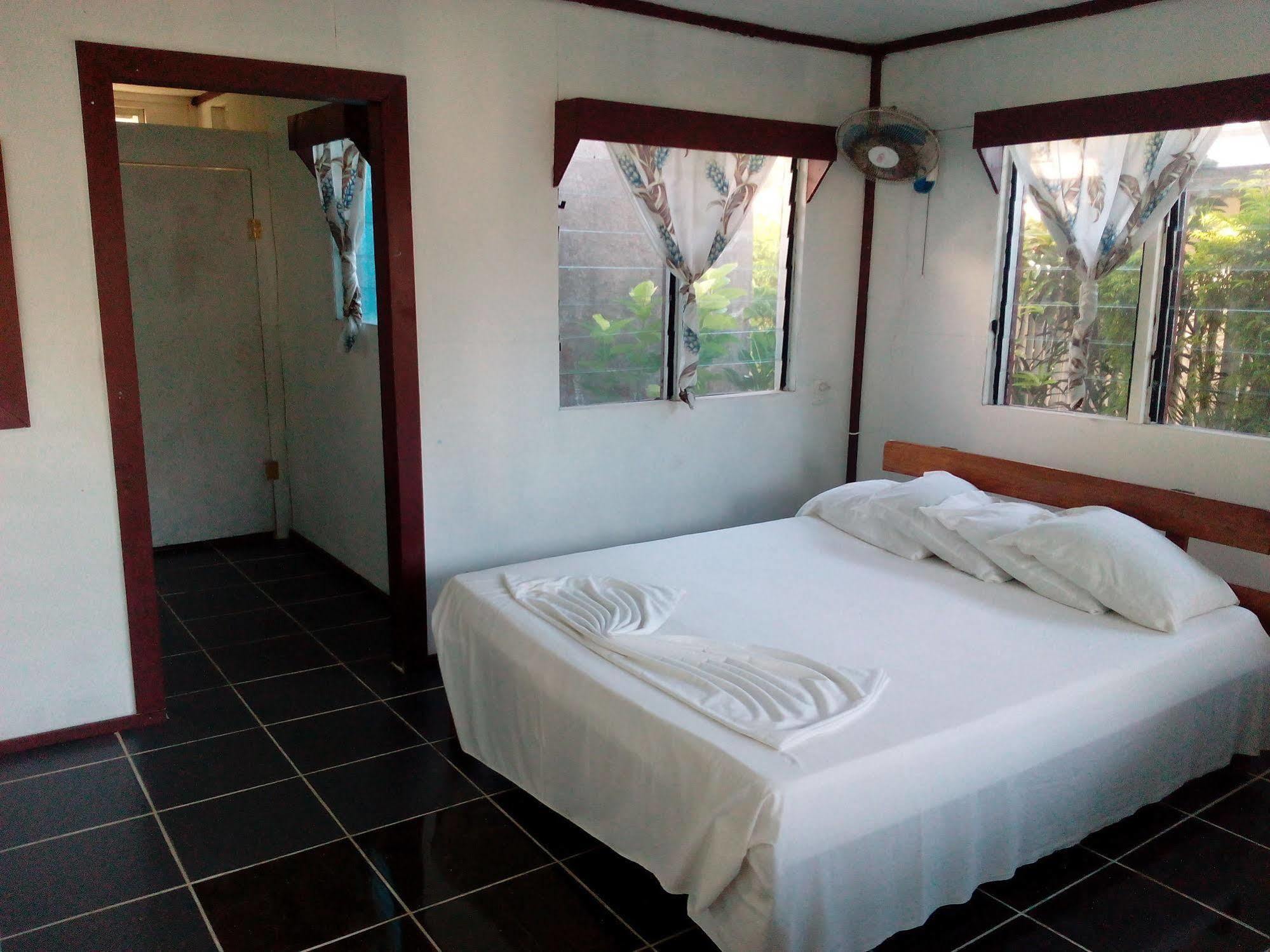 Vacations Beach Fale Hotel Manase Exterior photo